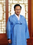 이명박 전 대통령, 투표 신분확인 절차에 신용카드 제시 투표소 웃음바다