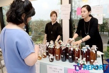 [T포토] 브랜드 엠 플리마켓 의류잡화부터 몸을 생각한 건강음료까지