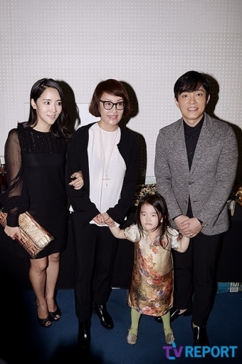 [T포토] 이범수-이윤진 가족 '디자이너 지춘희와 만나다'(서울패션위크)