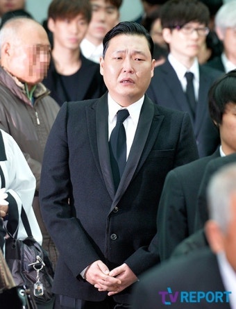 [T포토] 싸이 '끝없이 흐르는 눈물'(故 신해철 발인)