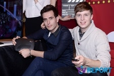 [T포토] 에네스-줄리안 "우리 TV로 영화볼까?"