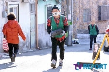 [T포토] 마스타 우 묵묵히 연탄 배달 중