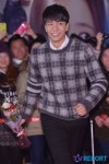 [T포토] 이승기 팬이 준 꽃다발 들고 광대승천(오늘의 연애)