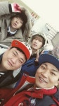 조재윤, OK 목장 멤버들과 찰칵…개성만점