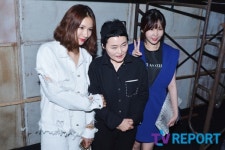 [T포토] 정아-레이나 강기옥 디자이너 옆에서 애교 만발(서울패션위크)