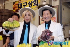 [T포토] 강남-태진아 전통시장에서 과일 사세요~