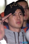 ‘배용준 배웅, 삼엄한 경호, 외마디 인사’…김현중 논란 속 입대(종합)