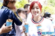 [T포토] 엘시 은정, 치킨 맛있게 드세요~