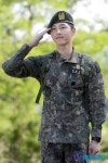 [T포토] 병장 '송중기', "오늘 전역합니다!"