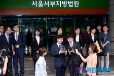 [T포토] 김조광수-김승환 '변호인단과 함께'