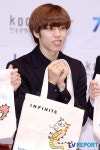[T포토] 동우 독특한 손가락반지!