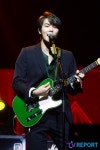 [T포토] 이종현 '노래까지 척척!'(씨엔블루 쇼케이스)