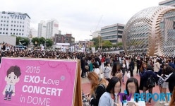 [T포토] 엑소 콘서트 고척스카이돔 광장에 가득 찬 소녀들