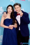 [T포토] 조이-육성재 다정한 쀼부부(MBC 방송연예대상)