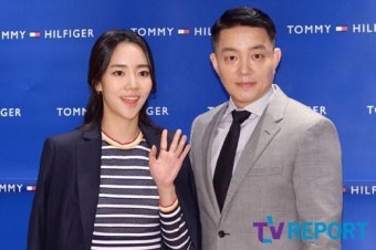 [T포토-Lab] 이윤진-이범수 '포즈도 똑같이 할래~ 하트뿅뿅 잉꼬부부'