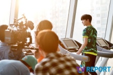 [T포토] 양양 '노을보다 눈부신 남신 자태'