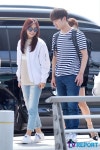 [T포토] 정은지 '훈남 매니저와 담소 나누며 출국'