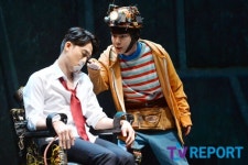[T포토] 키 지구를 지켜라 신하균으로 변신