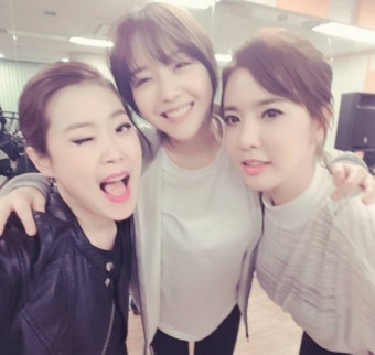 '결혼 발표' 박슬기, 정지원·민아 축하받으며 행복샷