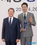 [T포토] 조인성 국세청장 옆에서 귀엽게 브이
