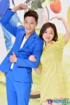 [T포토] 김진우-이시아 머리 위로 하트
