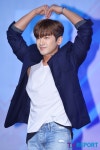 [T포토] 이민우 머리 위로 하트