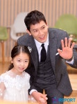[T포토] 지성 아역배우와 다정한 아빠 미소