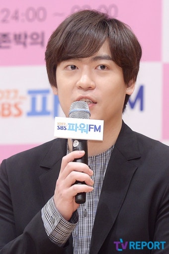 [T포토] 존박 "시간대 옮겨서 방송하고 있어요"