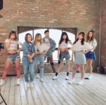 강예원 센터 꽃…뮤뱅 앞둔 언니쓰, 단체사진 공개