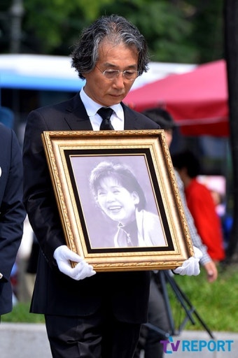 [T포토] 故 윤소정 '무거운 마음'