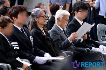 [T포토] 오지혜-오현경 '故 윤소정의 마지막 길 지키는 가족'