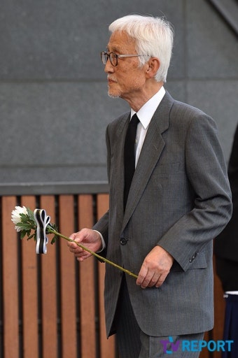 [T포토] 오현경 '꽃 한송이 들고'