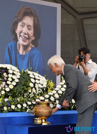 [T포토] 아내 영결식에서 헌화하는 오현경