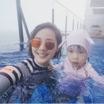 요정의 물놀이…유진, 기태영·딸 로희와 힐링 타임