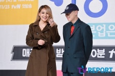 [T포토] 씨엘-오혁 포즈 요구에 웃음 빵빵