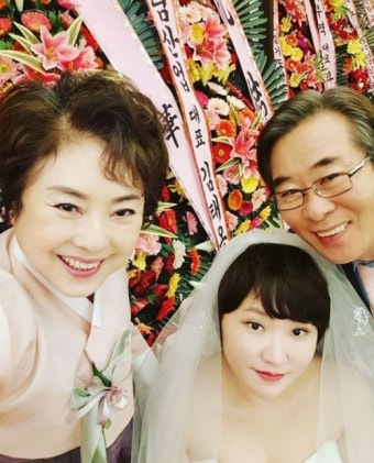 “엄마 아빠” ‘막영애16’ 김현숙, 결혼식 인증샷 공개…끈끈한 10년