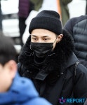 [T포토] 지드래곤 모자와 마스크로 꽁꽁 싸매고