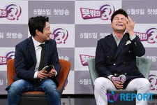 [T포토] 전현무 '제작진 폭로에 웃음 빵'