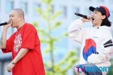 [T포토] 딥플로우-넉살 광화문 뒤집어 놓는 강렬 무대