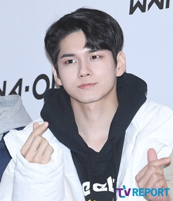 [T포토] 옹성우 '옹비드의 하트'