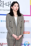[T포토] 케이씨 플래시 세례에 긴장