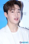 [T포토] 헨리 빈틈없는 우유빛깔 피부