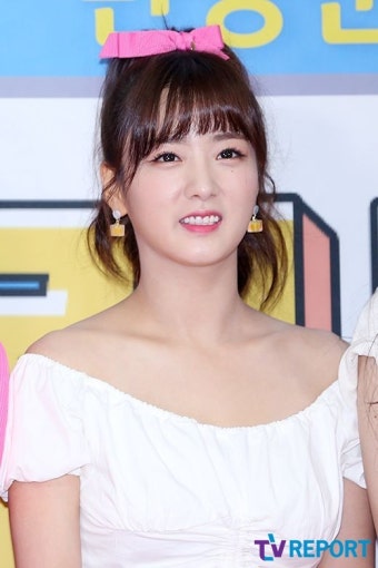 [T포토] 에이핑크 윤보미 '깜찍하게 드러낸 오프숄더'