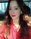 김희선 근황, 레드립보다 화려한 미모