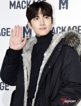 지창욱, 독서 인증 or 흡연 논란 의식 “모든 인간은 다 다르며, 어딘가 이상하다”