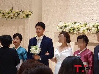 [단독] 김승현'알토란' 장정윤 작가, 결혼식 포착 '행복한 신랑의 미소'