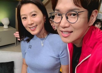 장성규, ‘우아美’ 김희애와 ‘방구석1열’ 훈훈 인증샷 