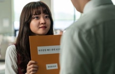 찐 업무 베테랑…삼진그룹 영어토익반 고아성 스틸 [필름:리포트]