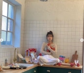 아이유, 안경패션도 완벽소화하는 인형비주얼 “미모는 열일중” [리포트:컷]