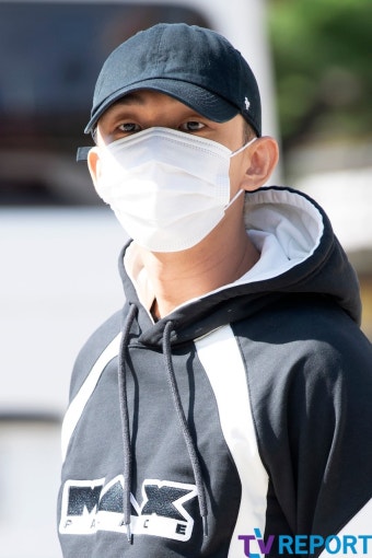 [T포토] 유아인 '가릴 수 없는 잘생김'